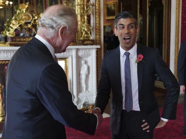 ARQUIVO - O rei Carlos III da Grã-Bretanha fala com o primeiro-ministro Rishi Sunak durante uma recepção no Palácio de Buckingham, Londres, em 4 de novembro de 2022, antes da cúpula COP27.  Pouco depois de Sunak convocar eleições parlamentares antecipadas para 4 de julho, o Palácio de Buckingham disse que todos os membros da família real cancelaram a maioria dos seus compromissos públicos até depois da votação para evitar fazer qualquer coisa que pudesse desviar a atenção da campanha.  (Jonathan Brady/foto da piscina via AP, arquivo)