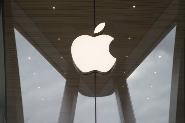 Apple Highlights Success of its Stores in the UAE