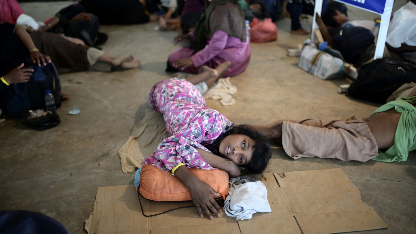 Тъй като все повече рохинги пристигат с лодка, Индонезия моли международната общност да сподели нейната тежест