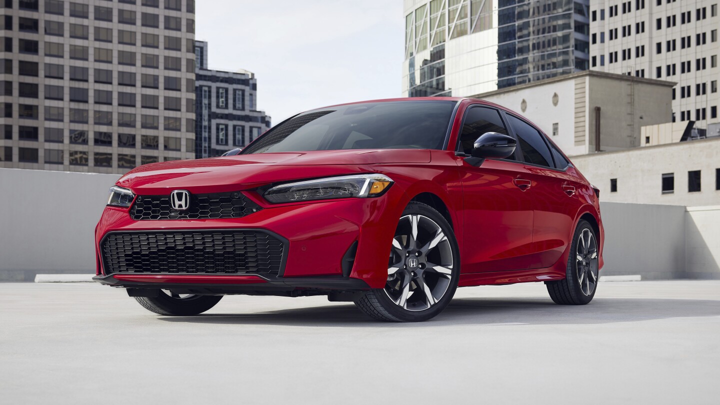 Edmunds small sedan test: 2025 Honda Civic vs. Kia K4