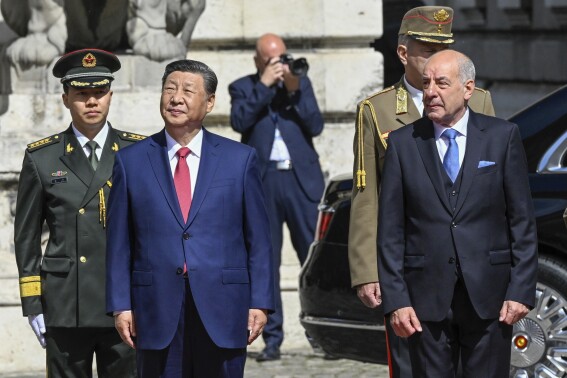 Hungarian President Tamas Sulyok, front right, receives Chinese President Xi Jinping, front left, with military honours in the Lion Court of the Castle of Buda in Budapest, Thursday, May 9, 2024. (Szilard Koszticsak/MTI via APö