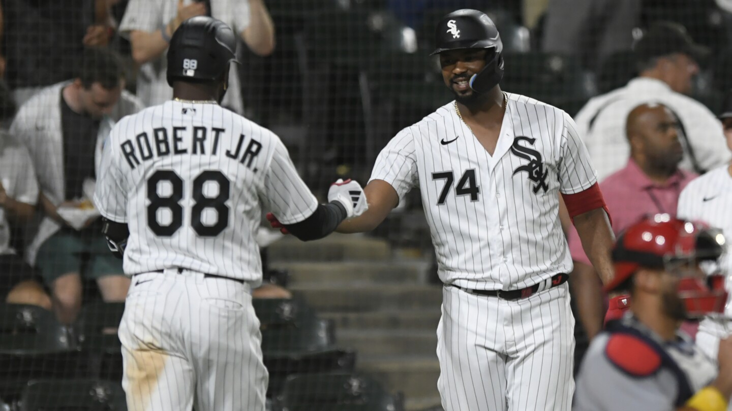 Luis Robert Jr. robs and hits homer in White Sox loss to A's