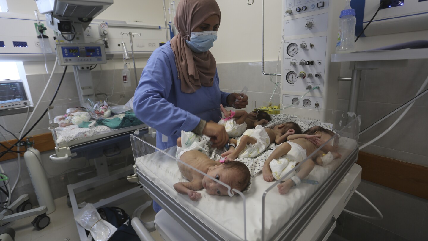الحرب بين إسرائيل وحماس: تم إجلاء الأطفال المبتسرين من المستشفى الرئيسي في غزة إلى مصر