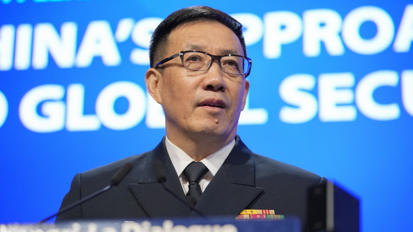 СИНГАПУР AP — Китайският министър на отбраната призна в неделя