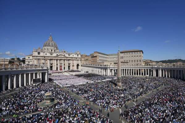 Una vista del funeral del papa Francisco en la Plaza de San Pedro en el Vaticano, el sábado 26 de abril de 2025. (AP Foto/Gregorio Borgia)