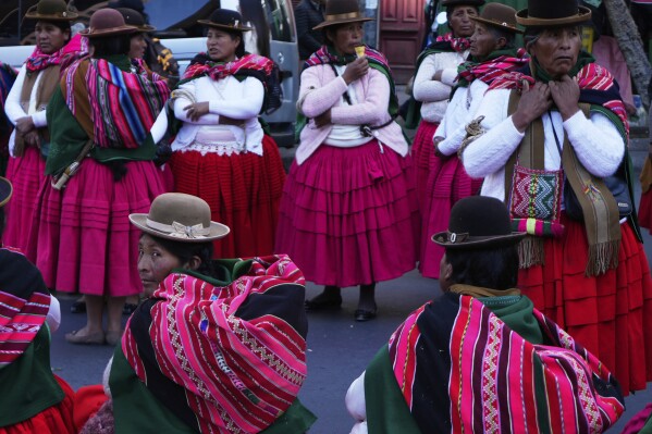 Mujeres aymara descansan tras protestar por la crisis económica, el 9 de junio de 2025, en La Paz, Bolivia. (AP Foto/Juan Karita)