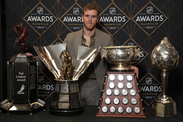 Connor McDavid Edmonton Oilers MVP hart memorial trophy winner