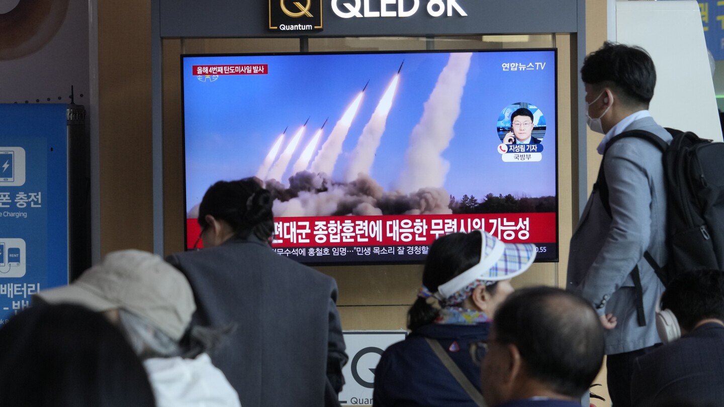 Севернокорейският лидер Ким ръководи ракетни учения, които симулират ядрена контраатака срещу врагове