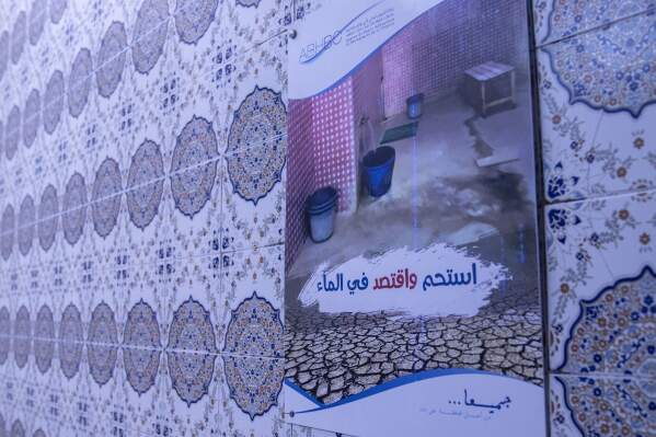 Um cartaz incentiva as pessoas a preservarem a água dentro de um banho tradicional marroquino, conhecido como hammam, enquanto este está vazio, em Rabat, Marrocos, segunda-feira, 4 de março de 2024. As alterações climáticas e uma seca que dura há anos forçaram os famosos banhos públicos de Marrocos a feche alguns dias por semana em um esforço para economizar água. O pôster em árabe diz: “Tome banho preservando a água”. (AP Photo/Mosa'ab Elshamy)