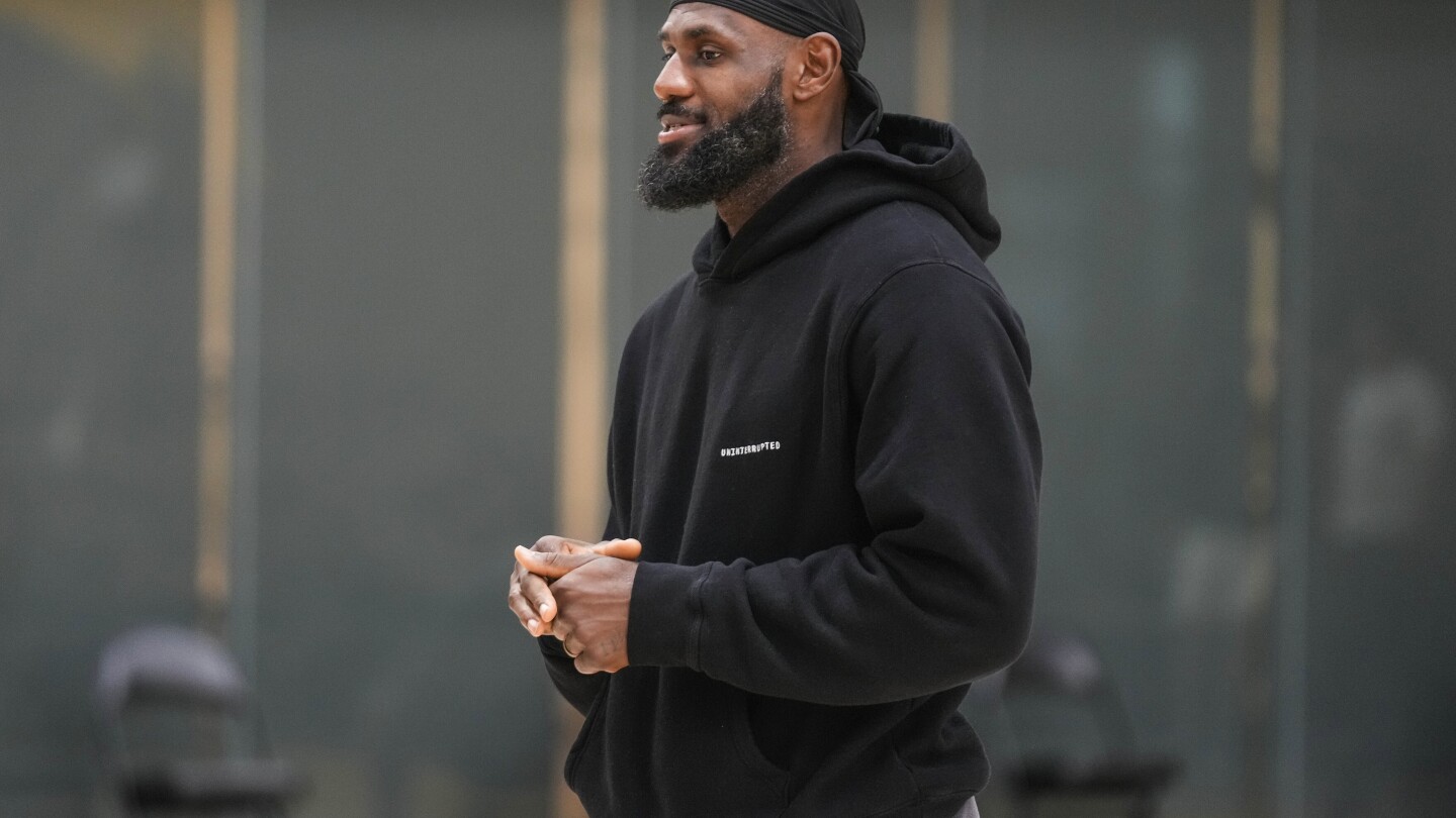 LeBron James agrees to a 2-year extension with the Los Angeles Lakers, AP source says