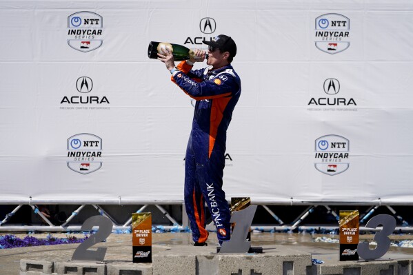 2024年4月21日，星期日，加利福尼亚州长滩，奇普·加纳西赛车手斯科特·狄克逊在长滩印地赛车大奖赛上庆祝胜利