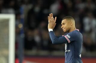 Kylian Mbappé, tal vez el único jugador que estuvo a las alturas de las expectaivas en el París Saint-Germain en la temporada 2021/22, aplaude durante un partido de la liga francesa contra Marsella en París el 17 de abril del 2022. (AP Photo/Francois Mori)