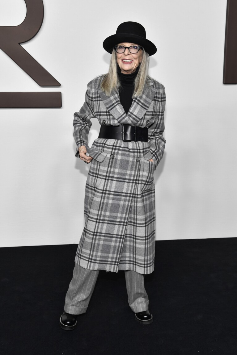 Diane Keaton tiba di peragaan busana Ralph Lauren Spring/Summer 2024 sebagai bagian dari New York Fashion Week pada Jumat, 8 September 2023, di New York.  (Foto oleh Evan Agostini/Invision/AP)