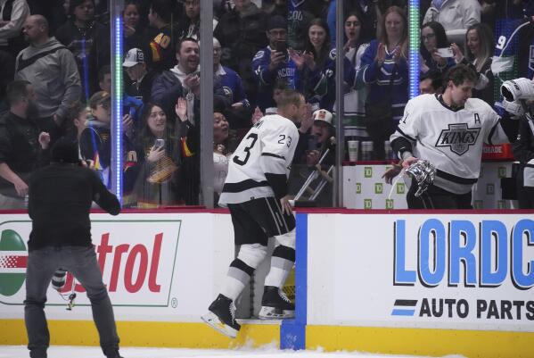 Los Angeles Kings right wing Dustin Brown (23) celebrates with the