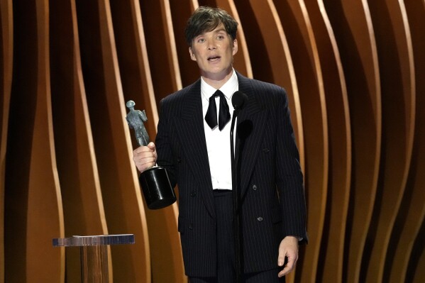 Cillian Murphy accepts the award for outstanding performance by a male actor in a leading role for "Oppenheimer" during the 30th annual Screen Actors Guild Awards on Saturday, Feb. 24, 2024, at the Shrine Auditorium in Los Angeles. (AP Photo/Chris Pizzello)