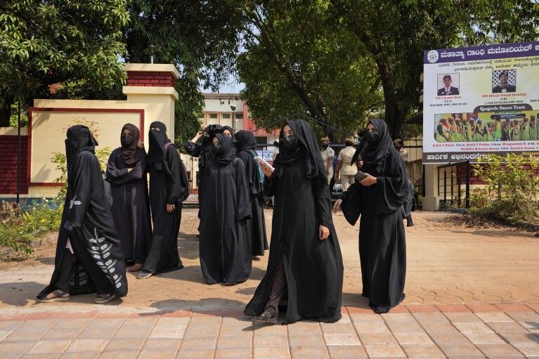 ARQUIVO - Estudantes muçulmanos deixam o Mahatma Gandhi Memorial College após serem banidos do campus por usarem burca em Udupi, estado de Karnataka, Índia, em 24 de fevereiro de 2022. (AP Photo/Ejaz Rahi, Arquivo)