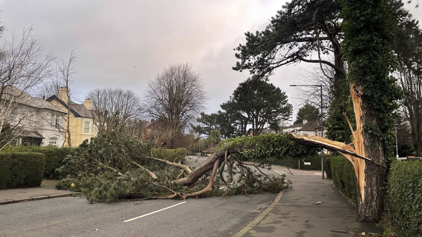 Storm Éowyn lashes Ireland and Scotland as hurricane-force winds ground ...