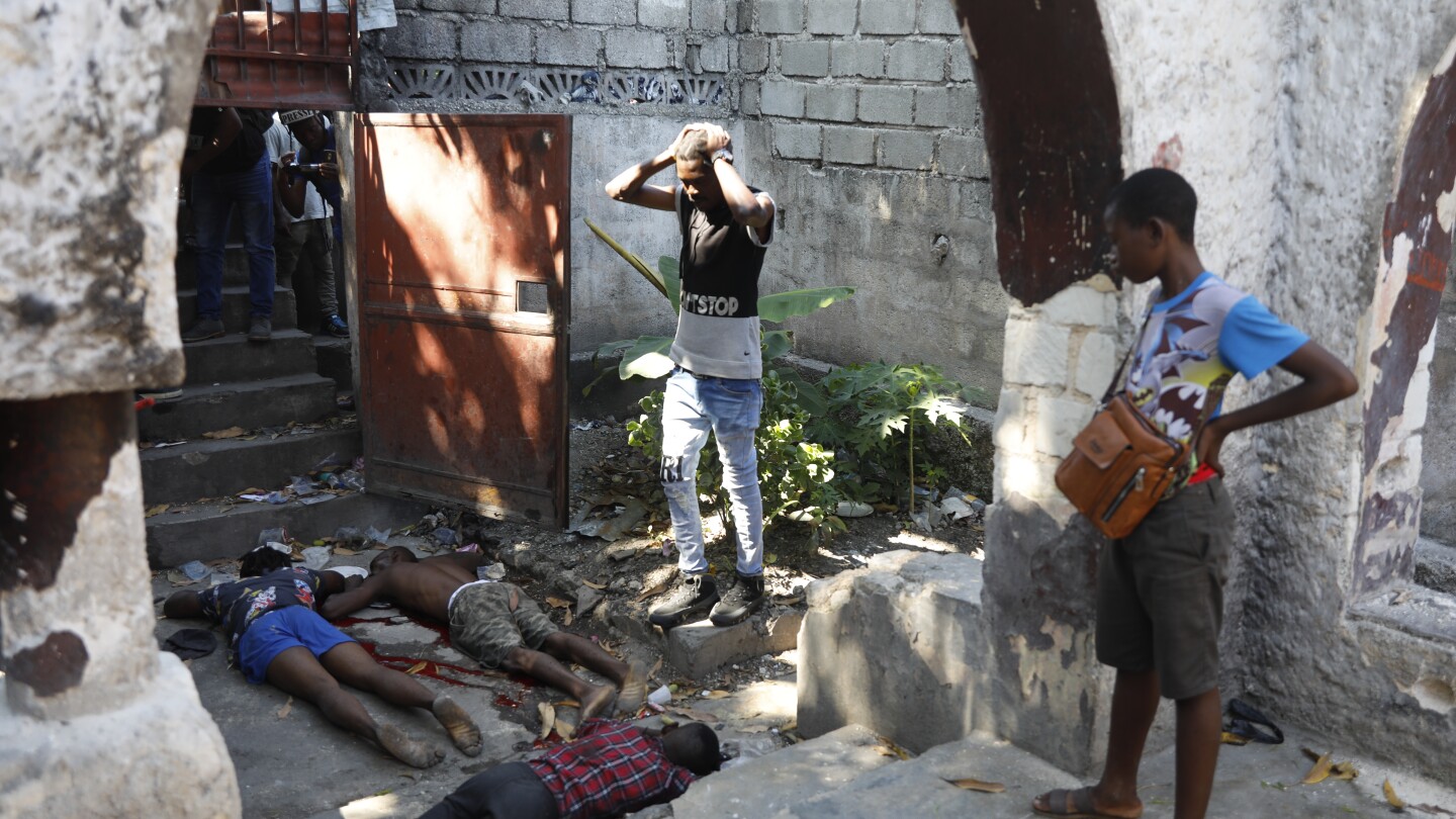 Престрелка между хаитянската полиция и банди парализира района близо до Националния дворец