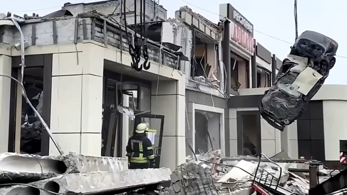 Guerre en Ukraine : 28 morts après un bombardement contre une boulangerie en Ukraine occupée par la Russie