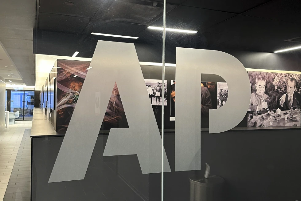 WHITE HOUSE ILLEGALLY BARS A.P. FROM OVAL OFFICE EVENT — despite court order 🚫
