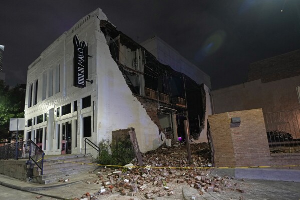 Er is een beschadigd gebouw te zien als gevolg van zware onweersbuien die op donderdag 16 mei 2024 door het centrum van Houston trokken.  (AP-foto/David J. Phillip)