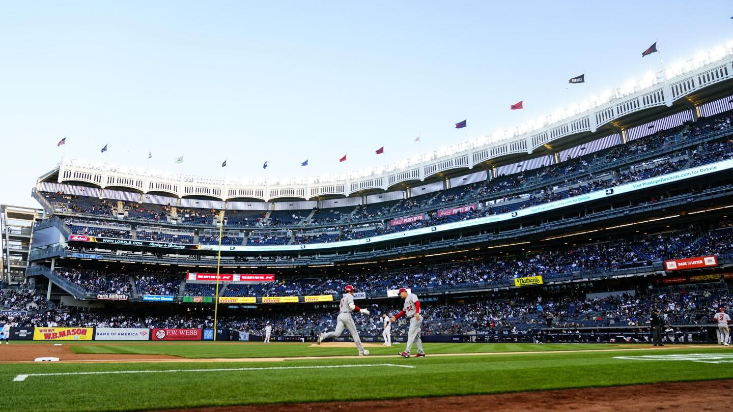Logan O'Hoppe throws back home run ball as fan at Yankee Stadium