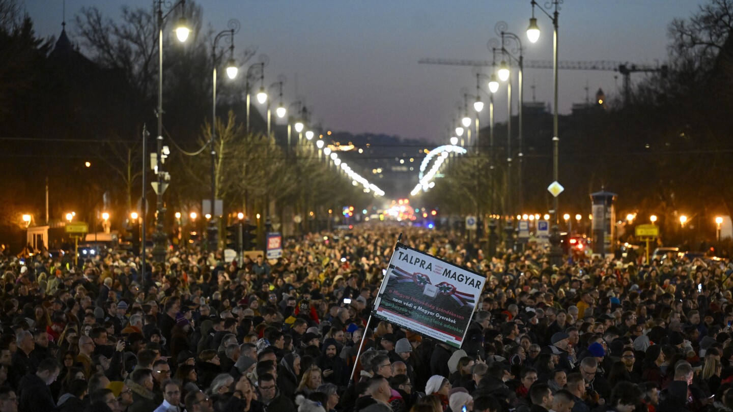 Онлайн инфлуенсъри повеждат хиляди хора, настояващи за промяна в Унгария след оставката на президента