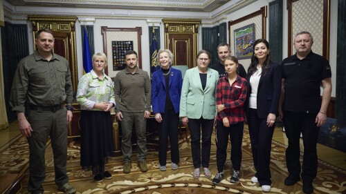 Na tym zdjęciu dostarczonym przez Biuro Prasowe Prezydenta Ukrainy prezydent Ukrainy Wołodymyr Zełenski (trzeci od lewej) pozuje do zdjęcia z aktywistką ekologiczną Gretą Thunberg (trzecia z prawej) i wiceprzewodniczącą Parlamentu Europejskiego Heidi Hautala (w środku) , była wicepremier Szwecji Minister i była minister spraw zagranicznych Margot Wallstrom, druga od lewej, prezydent Irlandii 1990-1997 Mary Robinson, czwarta od lewej, oraz ukraińscy urzędnicy podczas spotkania w Kijowie, Ukraina, czwartek, 29 czerwca 2023 r. ( Biuro Prasowe Prezydenta Ukrainy za pośrednictwem AP)