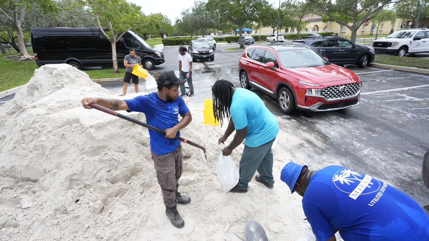 Най-големите валежи, които предизвикаха наводнения във Флорида, приключиха, тъй като засегнатите жители почистват