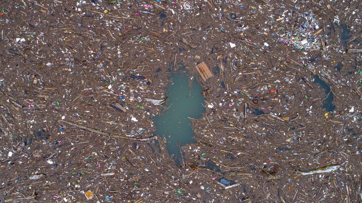 Тонове боклук задръсти река в Босна. Това е сезонен проблем, на който активистите искат край