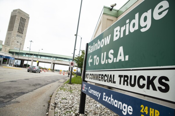 ARCHIVO - Un vehículo cruza el Puente Internacional Arco Iris desde las Cataratas del Niágara, Ontario, hacia las Cataratas del Niágara, Nueva York, el miércoles 13 de octubre de 2021. Un cruce fronterizo entre Estados Unidos y Canadá se cerró el miércoles 22 de noviembre de 2023, después de una Un vehículo explotó en un puesto de control en un puente cerca de las Cataratas del Niágara.  La oficina de campo del FBI en Buffalo dijo en un comunicado que estaba investigando la explosión en el Puente Arcoíris, que conecta los dos países a través del río Niágara.  (Aaron Lynett/The Canadian Press vía AP, archivo)