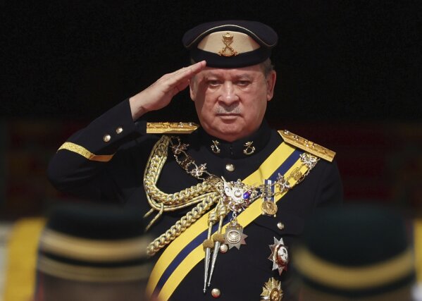 El decimoséptimo rey entrante de Malasia, el sultán de Johor, el sultán Ibrahim Iskandar, saluda a la guardia de honor en el Palacio Nacional en Kuala Lumpur, Malasia, el miércoles 31 de enero de 2024. El sultán Ibrahim, el poderoso gobernante multimillonario del estado sureño de Johor, prestó juramento el miércoles como nuevo rey de Malasia. (Hasnoor Hussain/Foto de piscina vía AP)