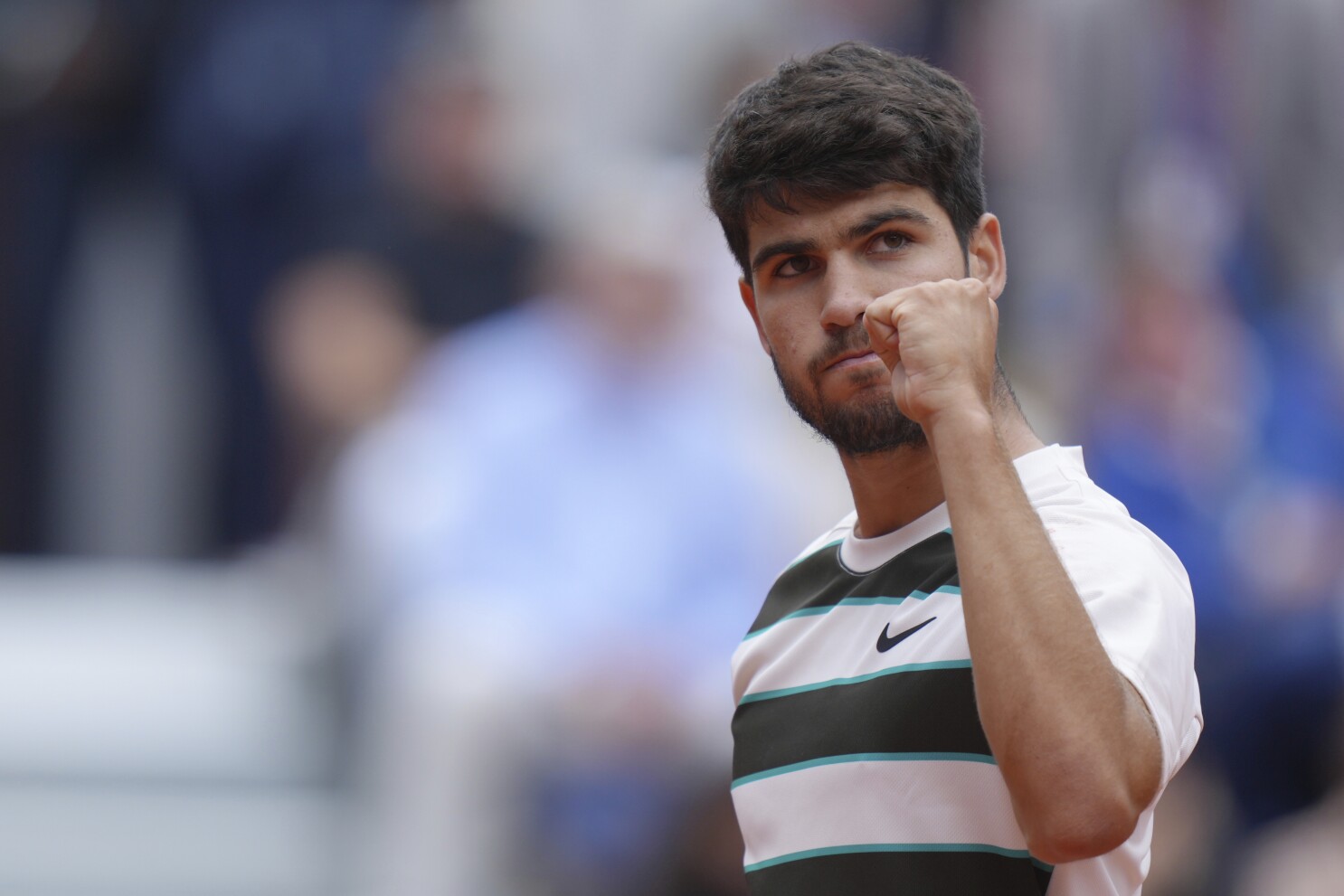 Alcaraz, Swiatek win to start French Open title defenses