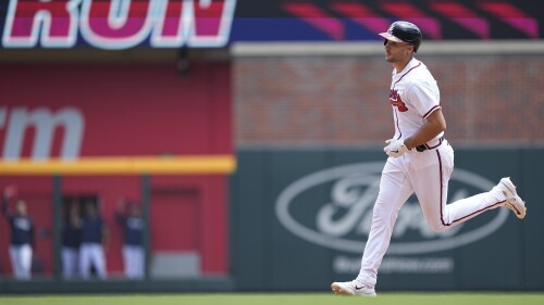 Matt Olson (28) de los Bravos de Atlanta recorre las bases tras batear un jonrón ante los Mellizos de Minnesota, el miércoles 28 de junio de 2023. (AP Foto/Brynn Anderson)