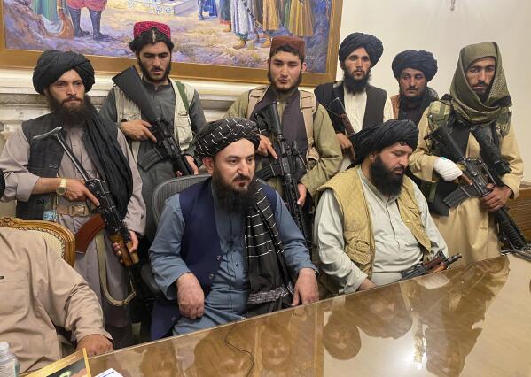 Milicianos del Talibán toman el control del palacio presidencial afgano después de que el presidente Ashraf Ghani huyó del país, el domingo 15 de agosto de 2021, en Kabul, Afganistán. (AP Foto/Zabi Karimi)