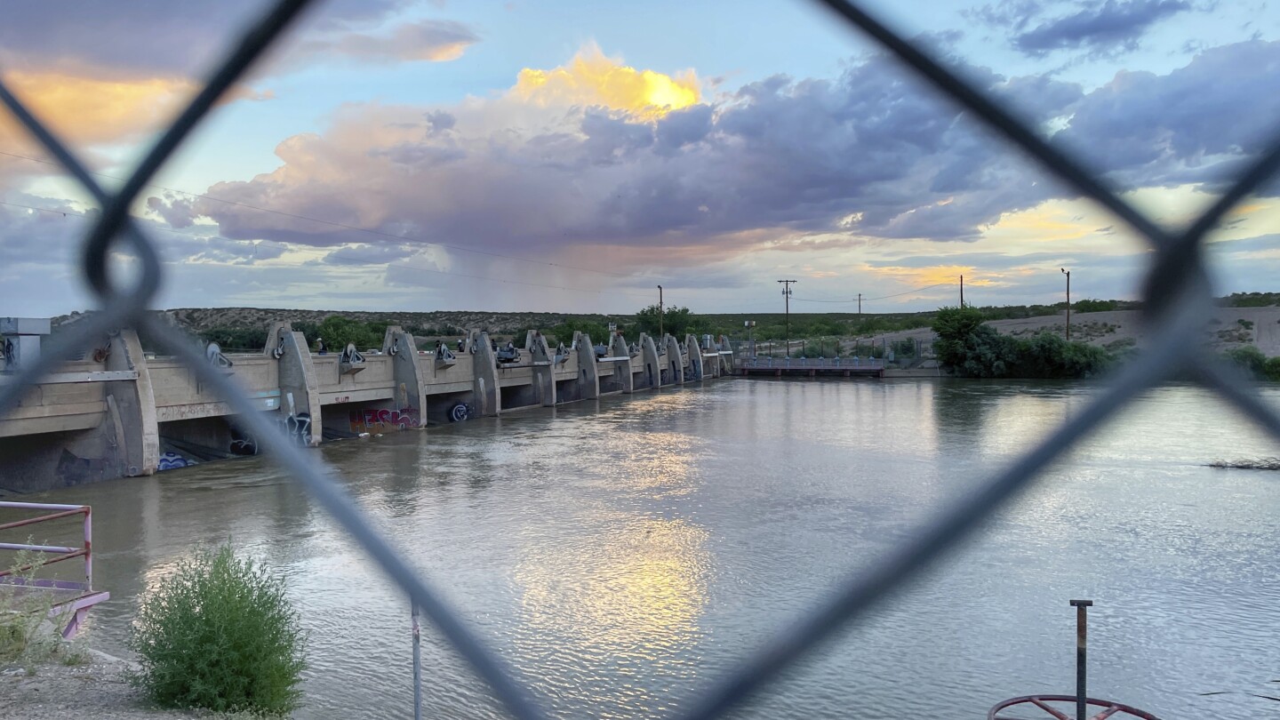 Rio Grande flowing in southern New Mexico as irrigation season wraps up