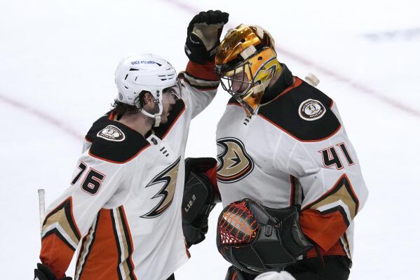 Anaheim Ducks: Should Ryan Getzlaf play after his contract ends?