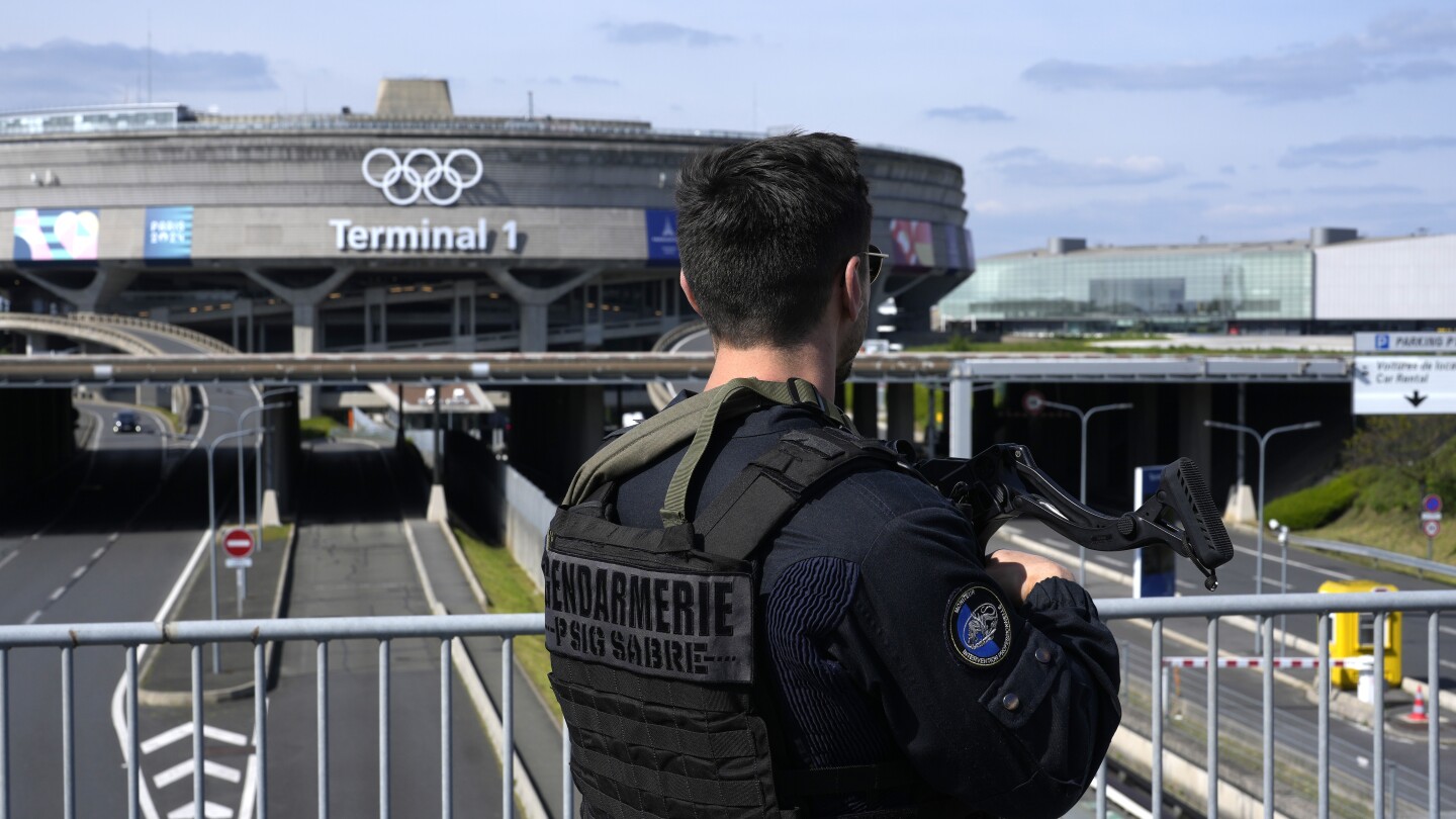 ПАРИЖ AP — Специални антитерористични мерки въведени за защита на