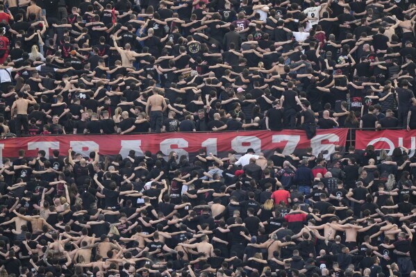 2024年4月6日土曜日、イタリア・ミラノのサン・シーロ・スタジアムで行われたセリエAサッカーのミラン対レッチェの試合で声援を送るミランのサポーター。(AP写真/アントニオ・カラニ)