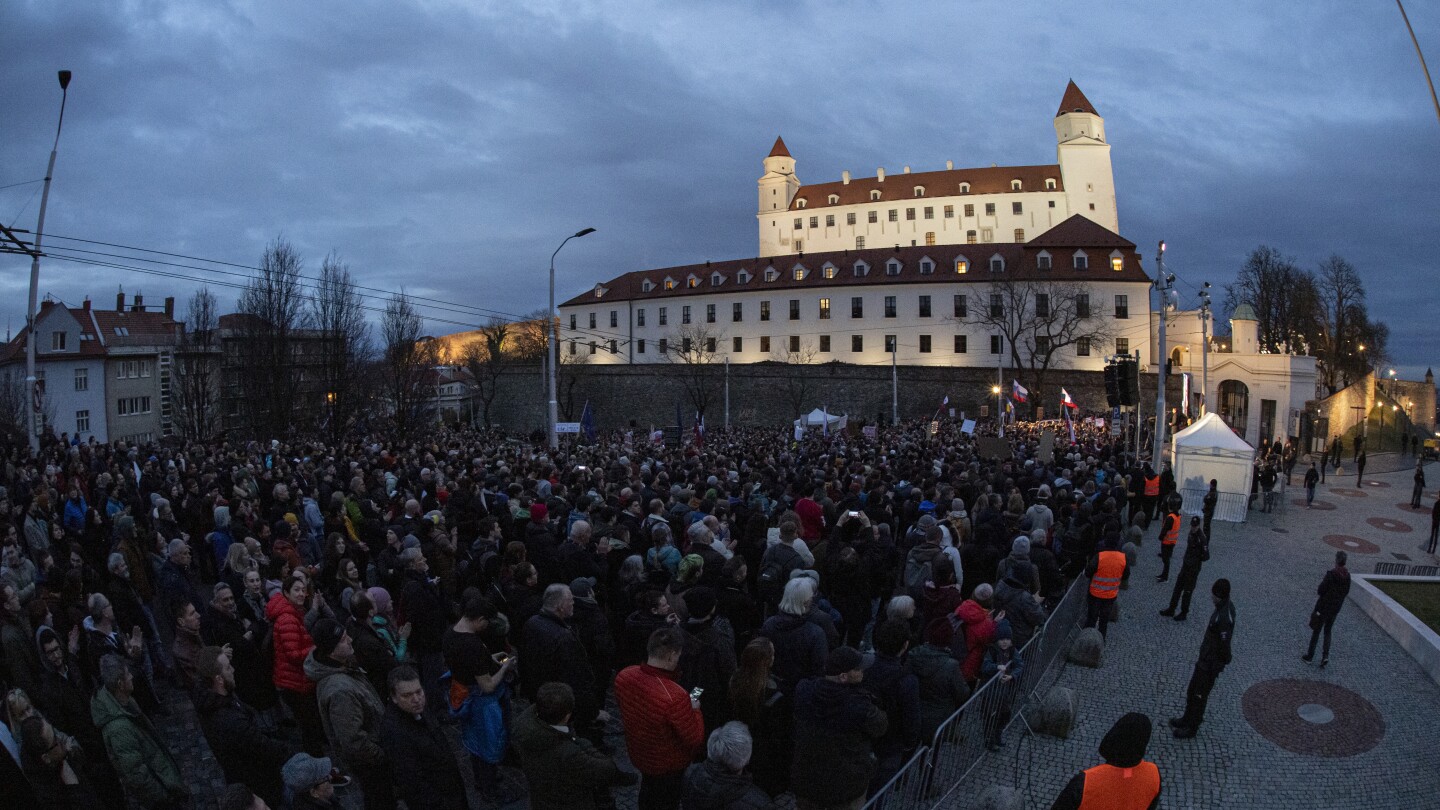 Photo of Na Slovensku sa zišli tisíce ľudí, ktorí plán novej vlády obvinili z napomáhania korupcii