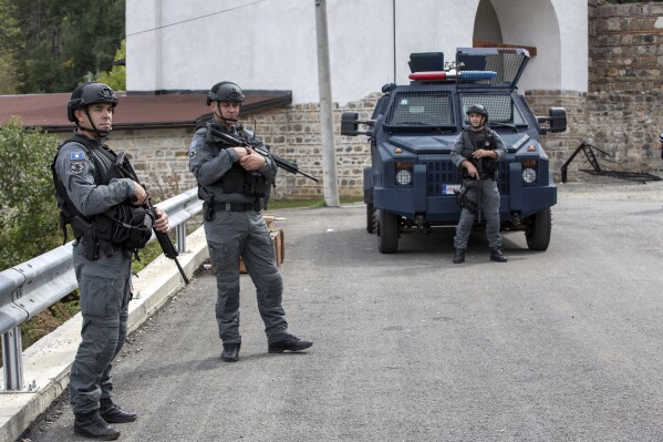 Agentes de la policía de Kosovo resguardan el exterior del monasterio Banjska el miércoles 27 de septiembre de 2023, en el poblado de Banjska, Kosovo. (AP Foto/Visar Kryeziu)