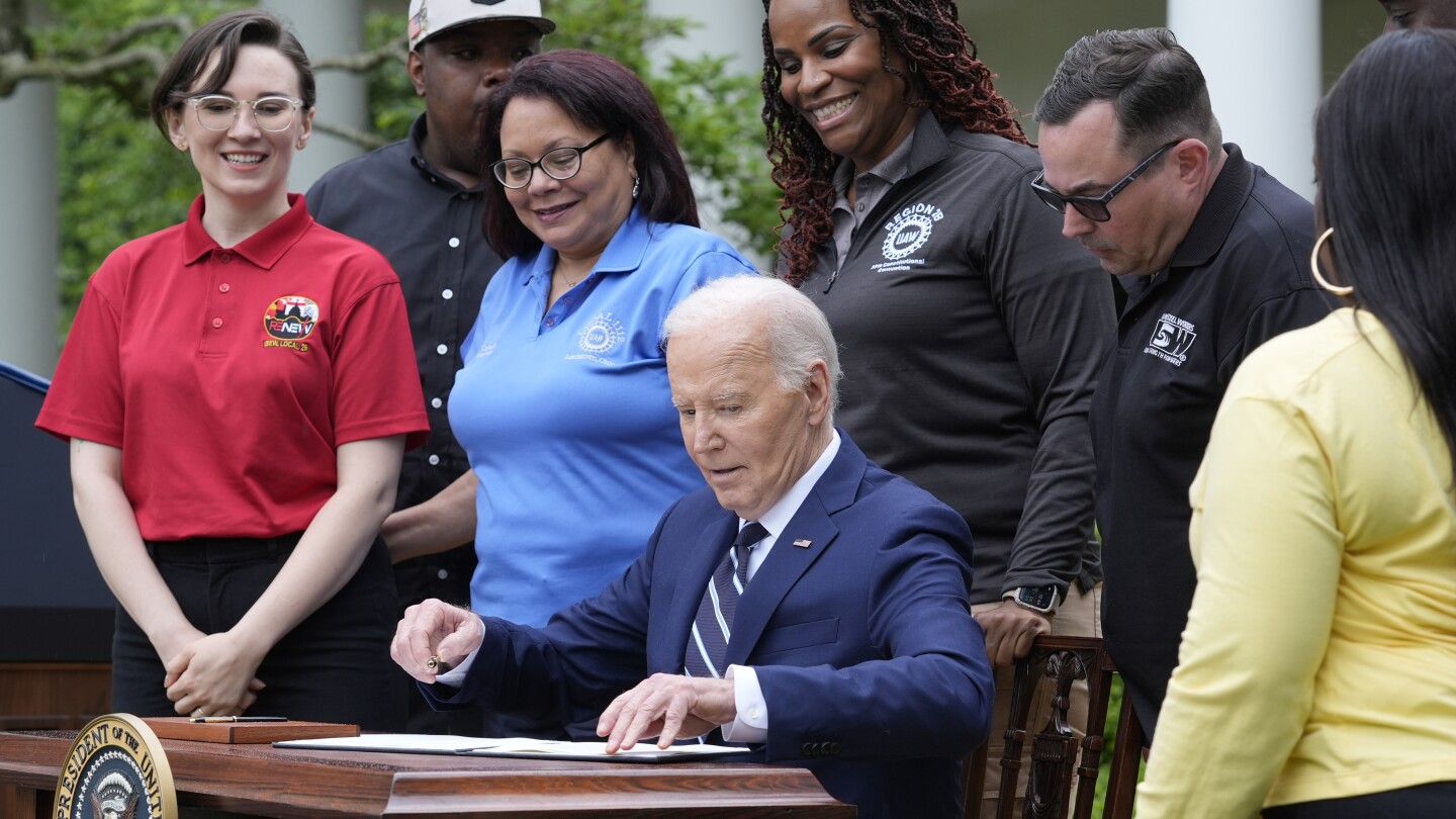 Biden menaikkan tarif kendaraan listrik, chip, dan barang lainnya dari Tiongkok