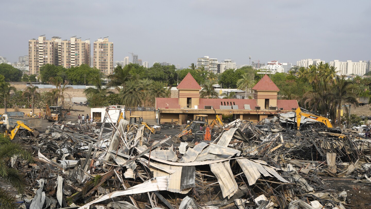 Телата на 27 „изгорели до неузнаваемост“ след огромен пожар в индийски увеселителен парк, казват роднини