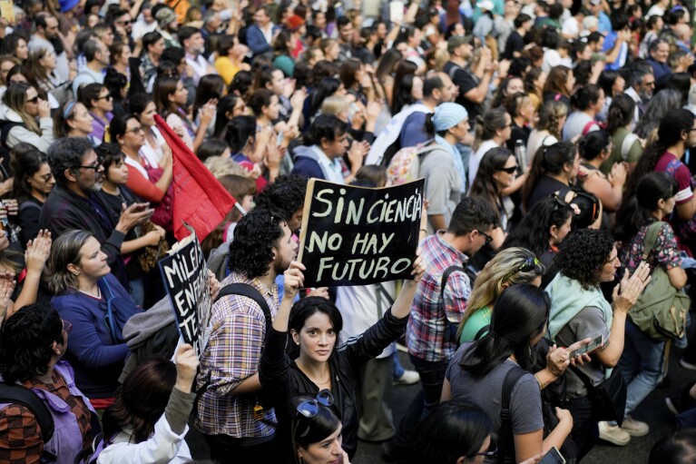 Uczeń trzyma tabliczkę napisaną w języku hiszpańskim "Bez nauki nie ma przyszłości" Podczas marszu żądającego większego finansowania uniwersytetów publicznych i przeciwko środkom oszczędnościowym proponowanym przez prezydenta Javiera Mileya w Buenos Aires, Argentyna, wtorek, 23 kwietnia 2024 r. (AP Photo/Natacha Pisarenko)