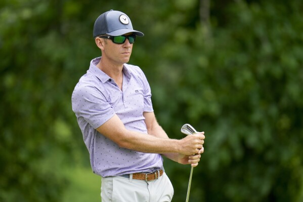 Jeremy Wells watches his tee shot on the 11th hole during the first round of the PGA Championship golf tournament at the Valhalla Golf Club, Thursday, May 16, 2024, in Louisville, Ky. (Ǻ Photo/Jeff Roberson)