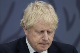 ARCHIVO - El primer ministro británico, Boris Johnson, ofrece un discurso en el aeropuerto de Lydd, en el sureste de Inglaterra, el jueves 14 de abril de 2022. (AP Foto/Matt Dunham, Pool, Archivo)