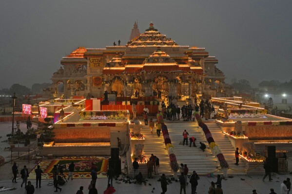 Des ouvriers décorent un temple dédié à la divinité hindoue Lord Ram avec des fleurs la veille de l'inauguration officielle du temple à Ayodhya, en Inde, le dimanche 21 janvier 2024. (AP Photo/Rajesh Kumar Singh)