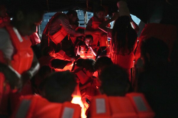 Migrants board a boat at the Caribbean coastal village of Miramar, Panama, bound for the Colombian border, Thursday, Feb. 27, 2025, as migrants return from southern Mexico after abandoning hopes of reaching the U.S. in a reverse flow triggered by the Trump administration's immigration crackdown. (AP Photo/Matias Delacroix)