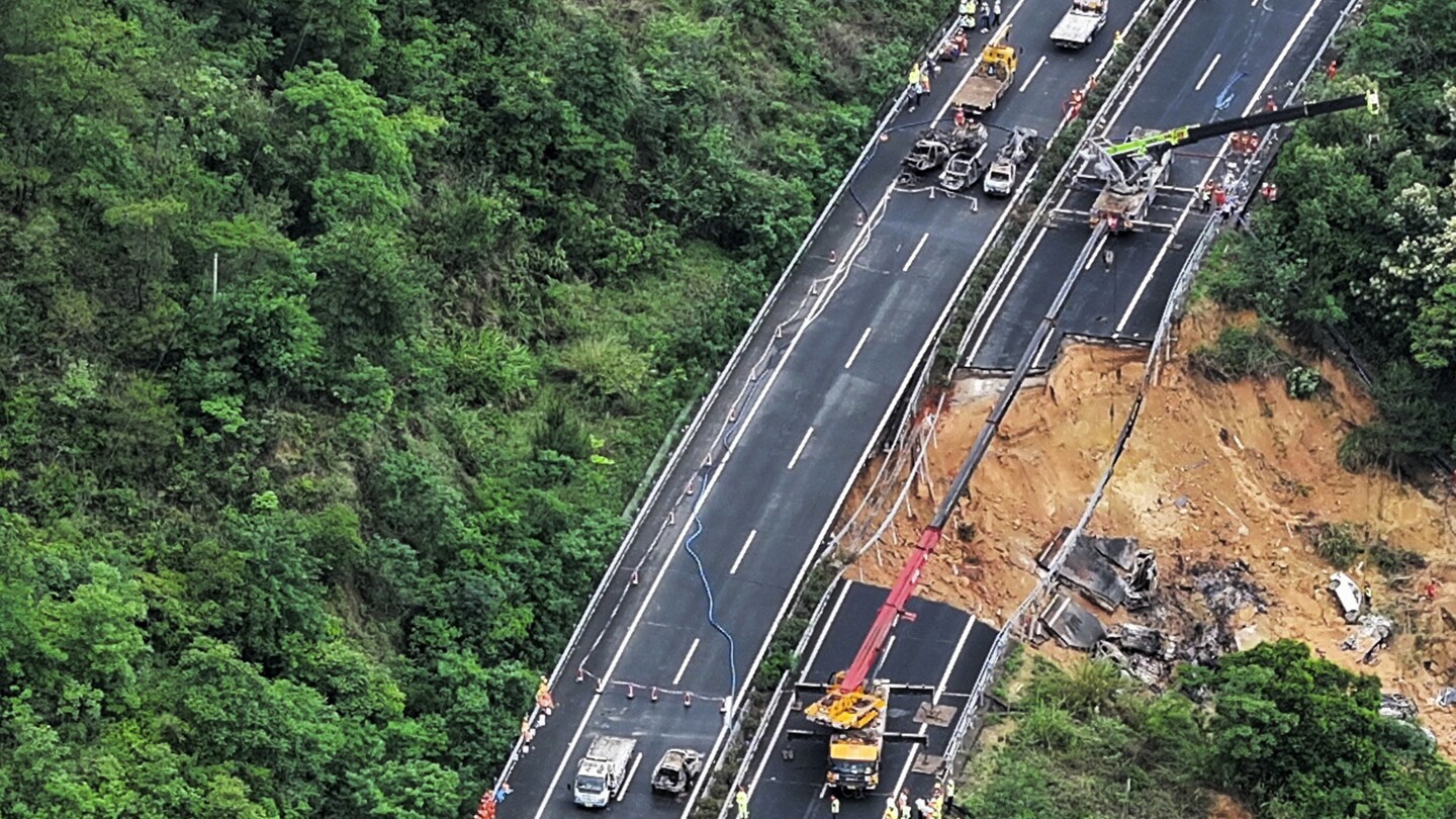 중국 광둥성에서 고속도로 붕괴로 24명이 사망했다.