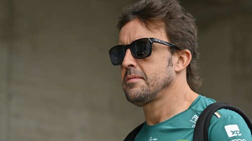 De Spaanse Formule 1-coureur Fernando Alonso van Aston Martin arriveert op de baan voor de eerste oefensessie voorafgaand aan de Hongaarse Formule 1 Grand Prix op zondag, op het Hongaarse circuit in Mogyorod, nabij Boedapest, Hongarije, op vrijdag 21 juli 2023. (AP Photo/Denes Erdos)